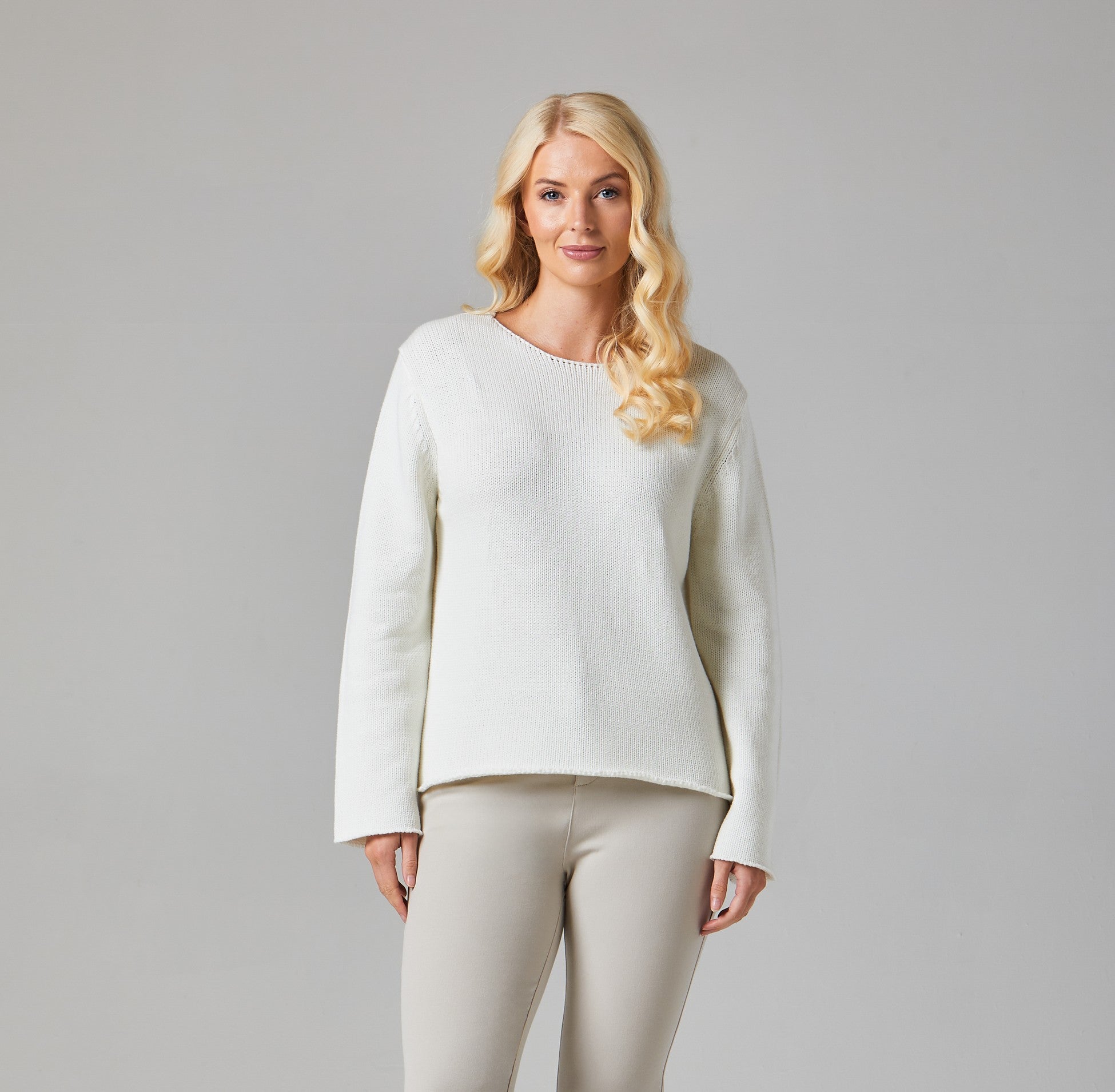 Chica White Pullover - S537
