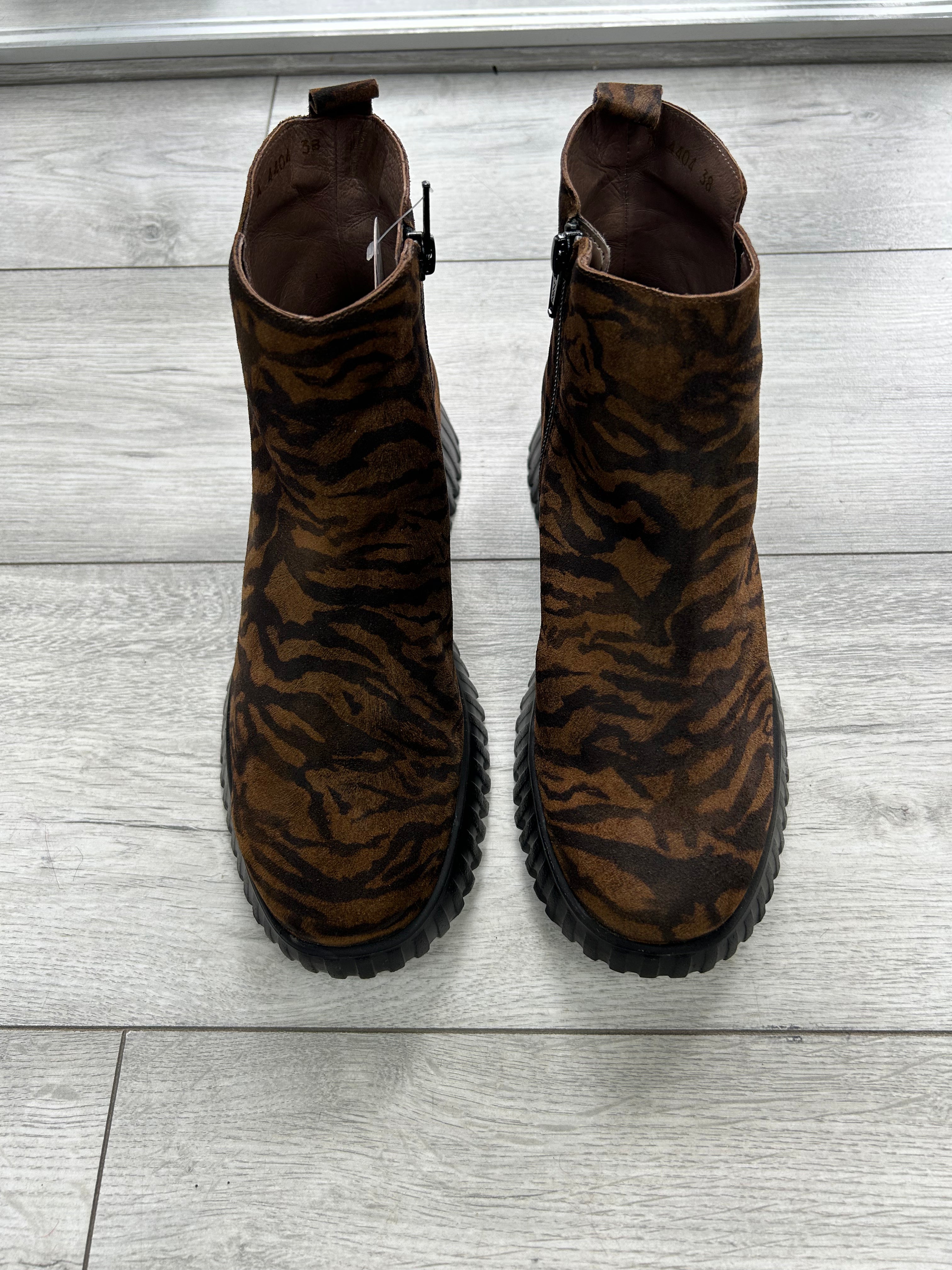 Zebra Tabacco Boots - A-4404