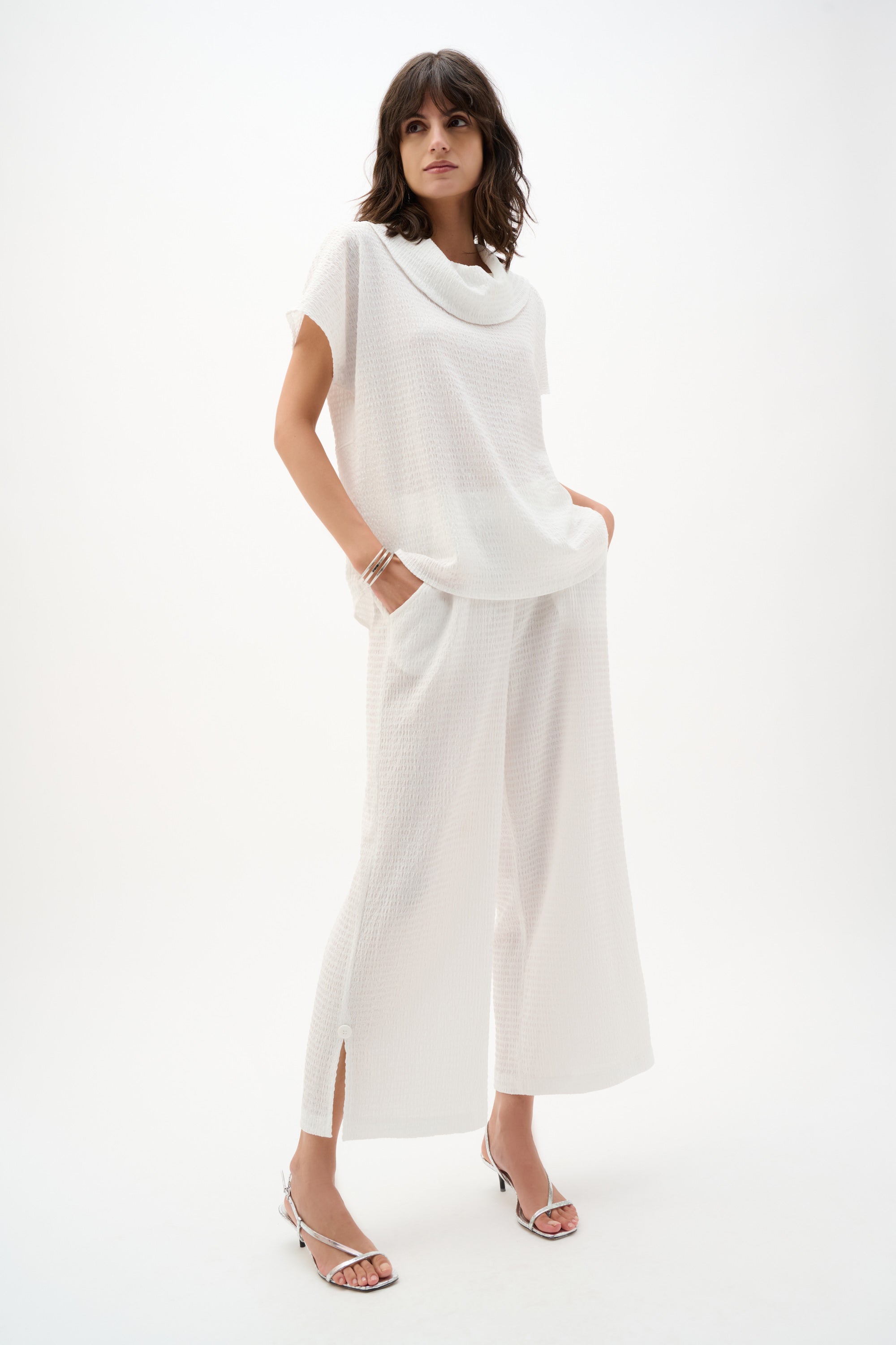 Off White Textured Cropped Pants - 262217