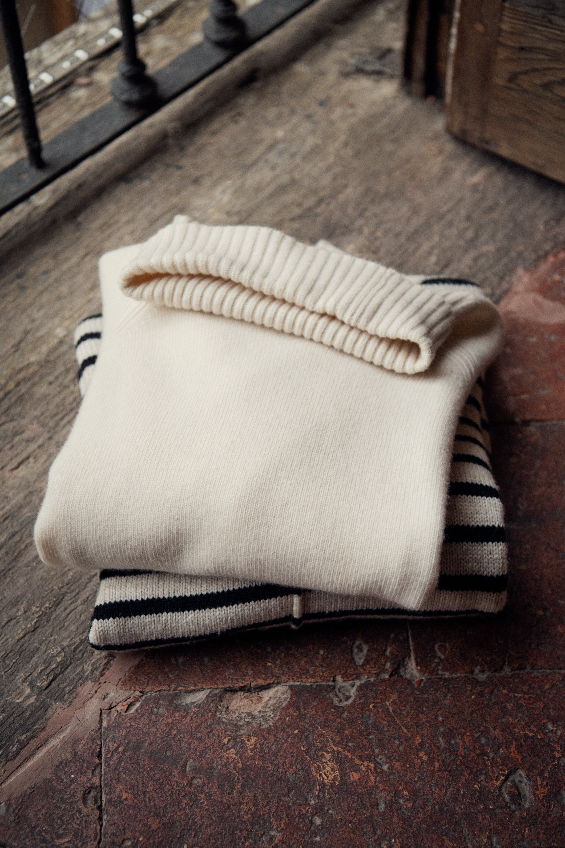 Leighton Roll Neck - 30309019