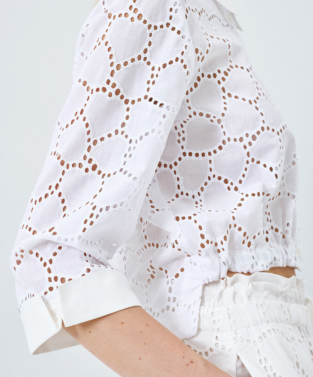 Off White Cropped Broidery Shirt - 63-7010