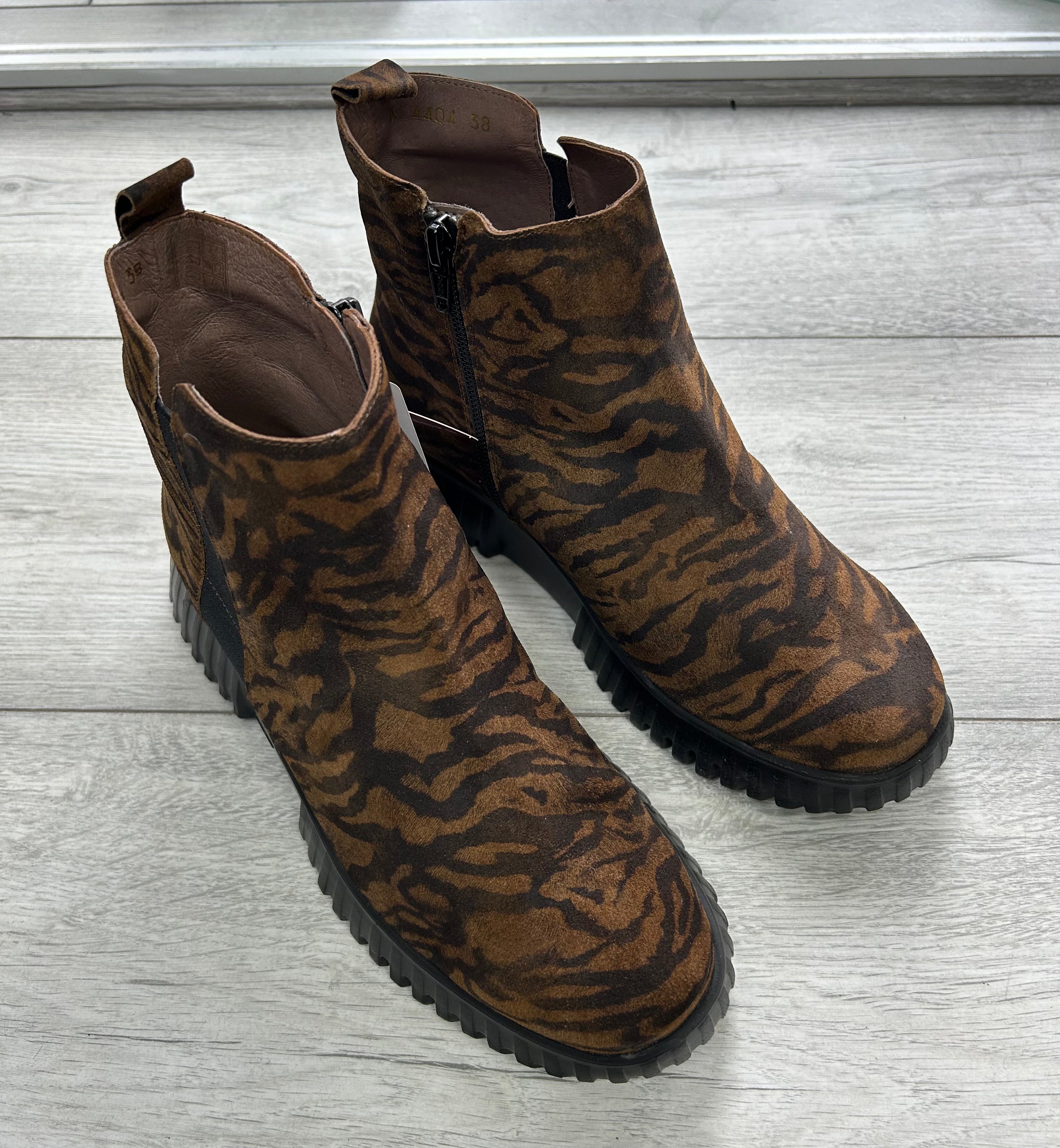 Zebra Tabacco Boots - A-4404