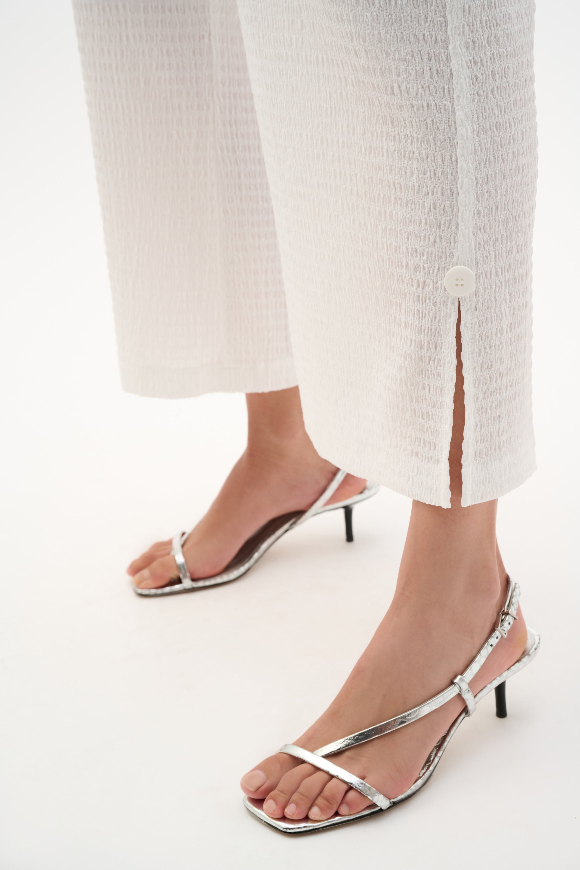Off White Textured Cropped Pants - 262217
