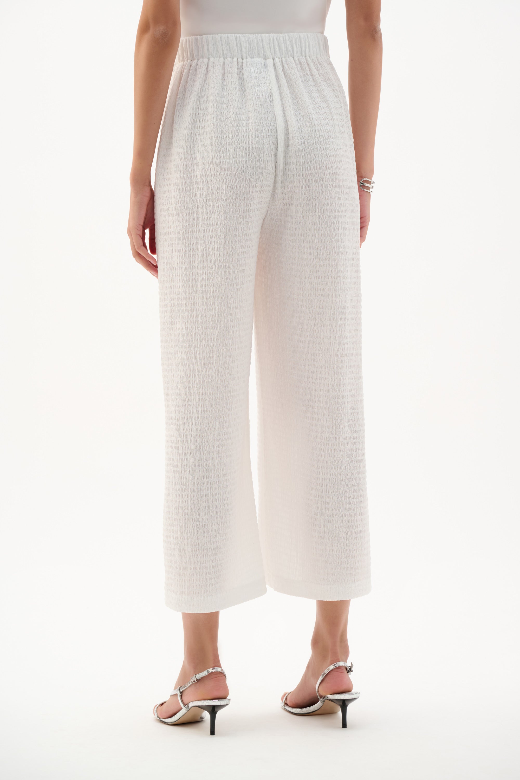 Off White Textured Cropped Pants - 262217